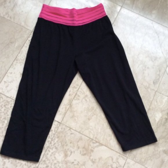 Black Capri Workout Leggings with pink waist - Picture 3 of 6